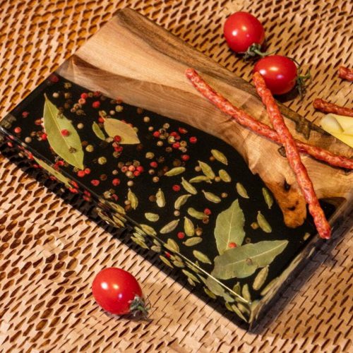 Deska orzechowa z czerwonym pieprzem / czarnym pieprzem / kardamonem / liściem laurowym w żywicy / deska do serów, idealny prezent